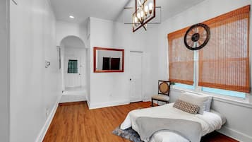 2 bedrooms, desk, WiFi, bed sheets