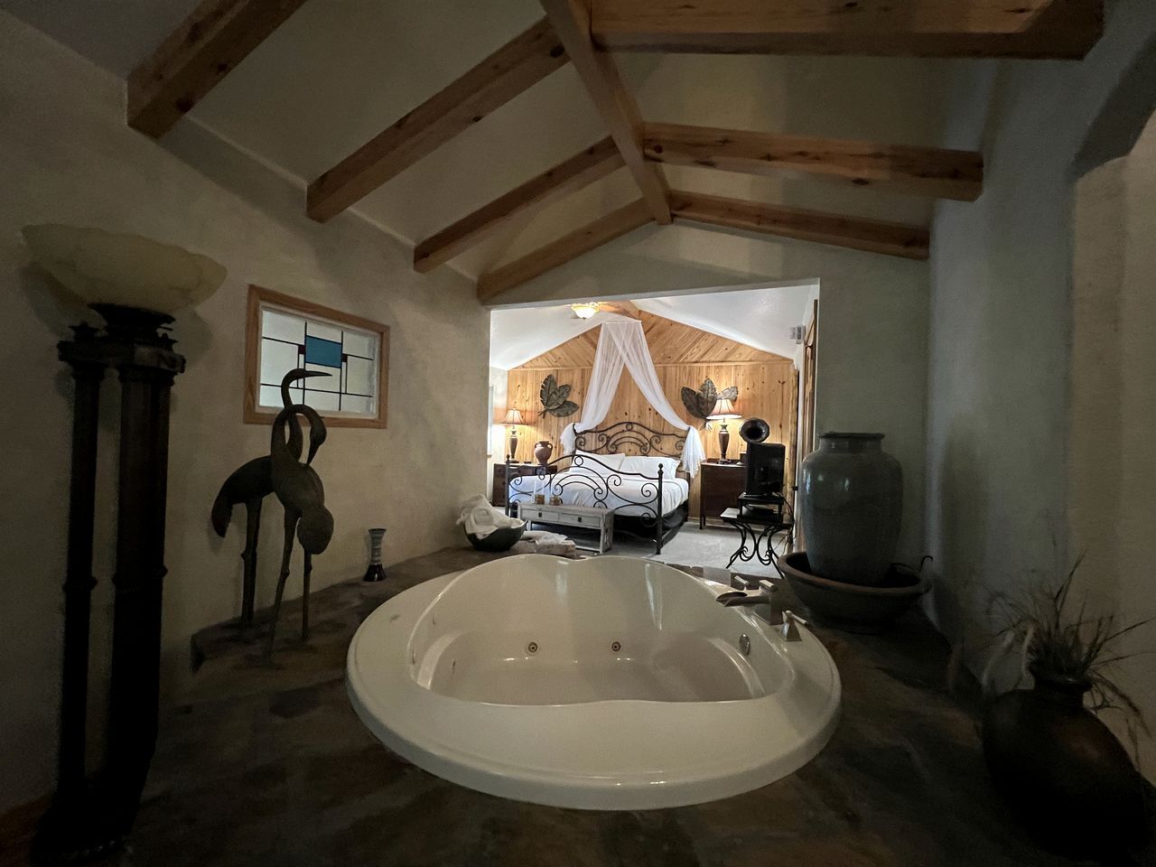 1 habitación, escritorio, tabla de planchar con plancha y cuna de viaje 