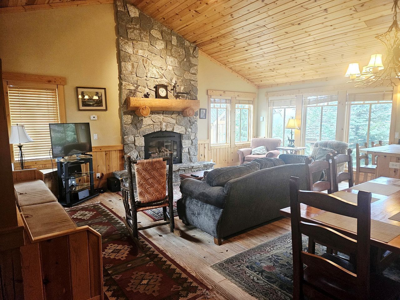 TV, fireplace