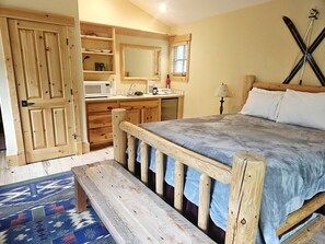 Desk, WiFi, bed sheets - Secluded Ski Cabin with Hot Tub and Guest Suite at Schweitzer Idaho (Sandpoint)