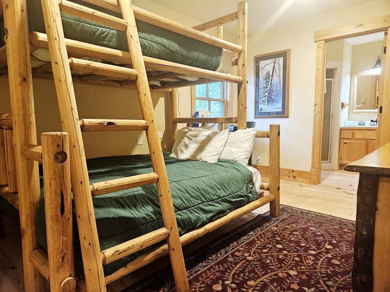 4 bedrooms, desk, WiFi, bed sheets