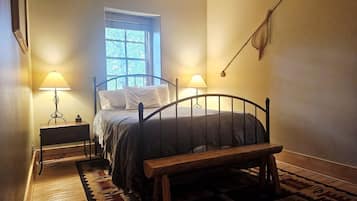 4 bedrooms, desk, WiFi, bed sheets