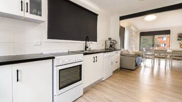Micro-ondes, four, plaque de cuisson, lave-vaisselle