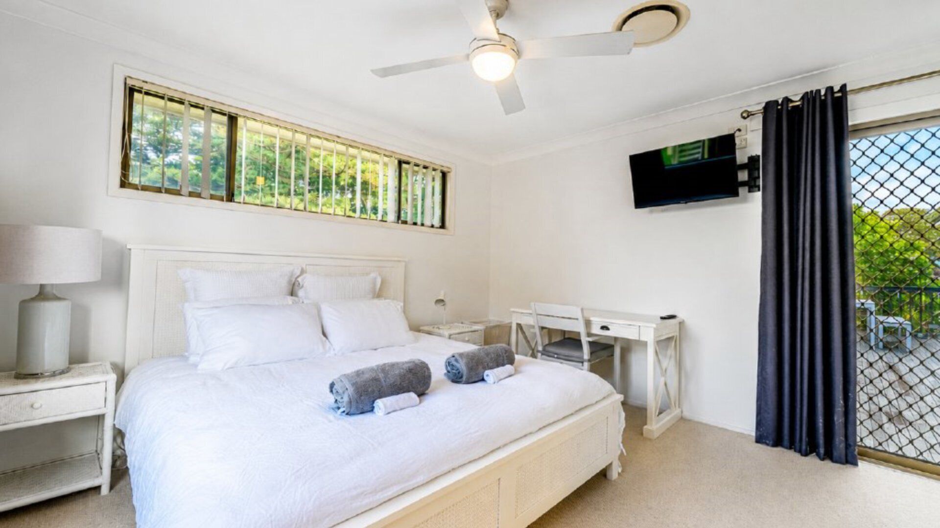 5 bedrooms, iron/ironing board, Internet, bed sheets