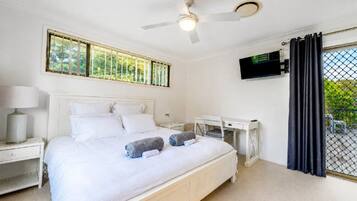 5 bedrooms, iron/ironing board, Internet, bed sheets