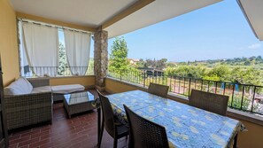Outdoor dining - Vrbo Property (Colombara-calmasino)