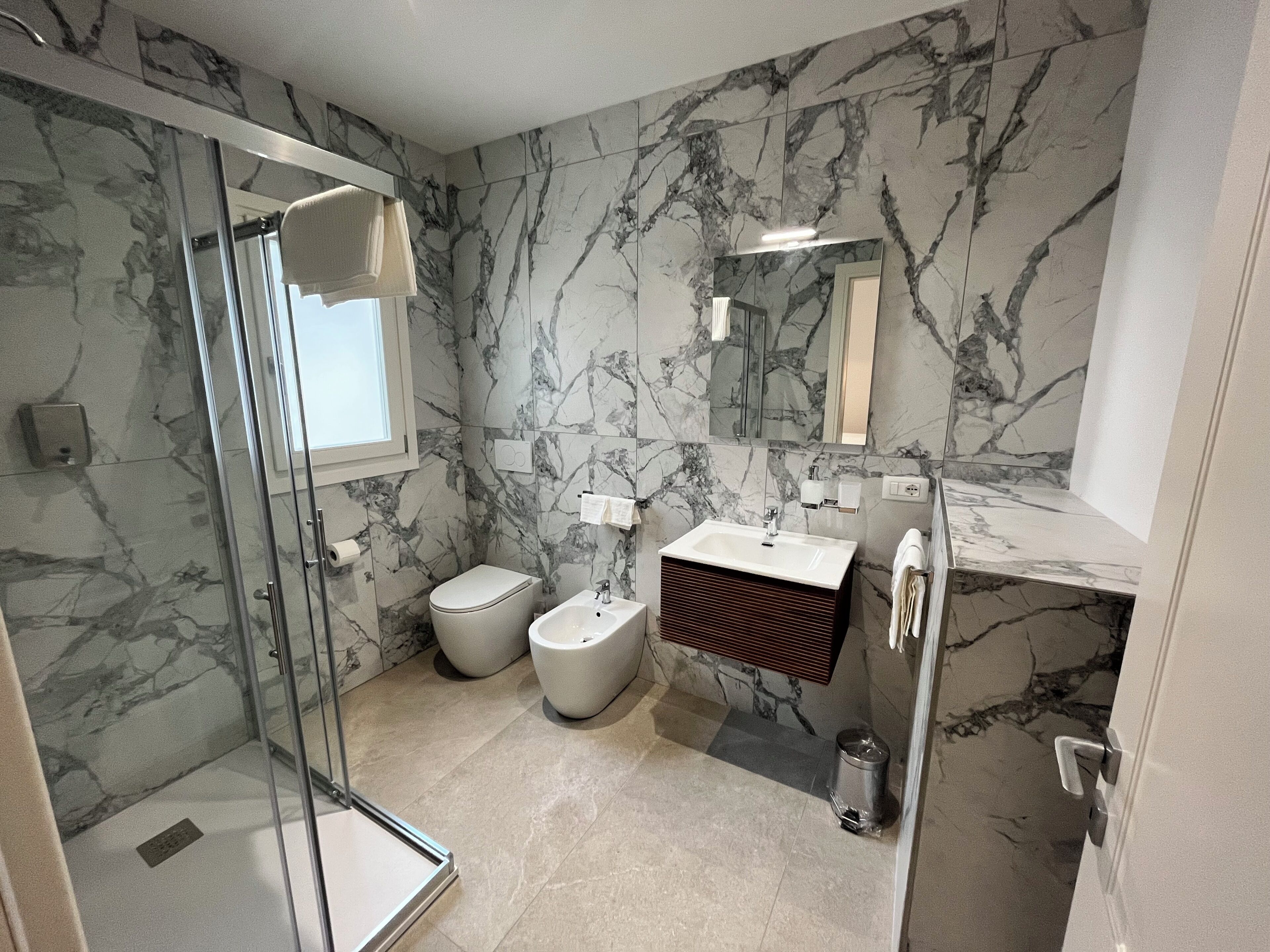 Appartamento Standard | Bagno | Doccia, bidet, asciugamani, sapone