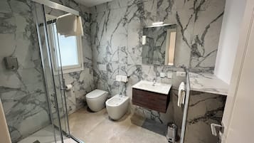 Appartamento Standard | Bagno | Doccia, bidet, asciugamani, sapone