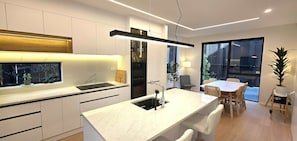 Fridge, microwave, oven, stovetop - Modern 4BDR Coastal Luxury in Orakei (Auckland)