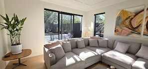 TV, stereo - Modern 4BDR Coastal Luxury in Orakei (Auckland)
