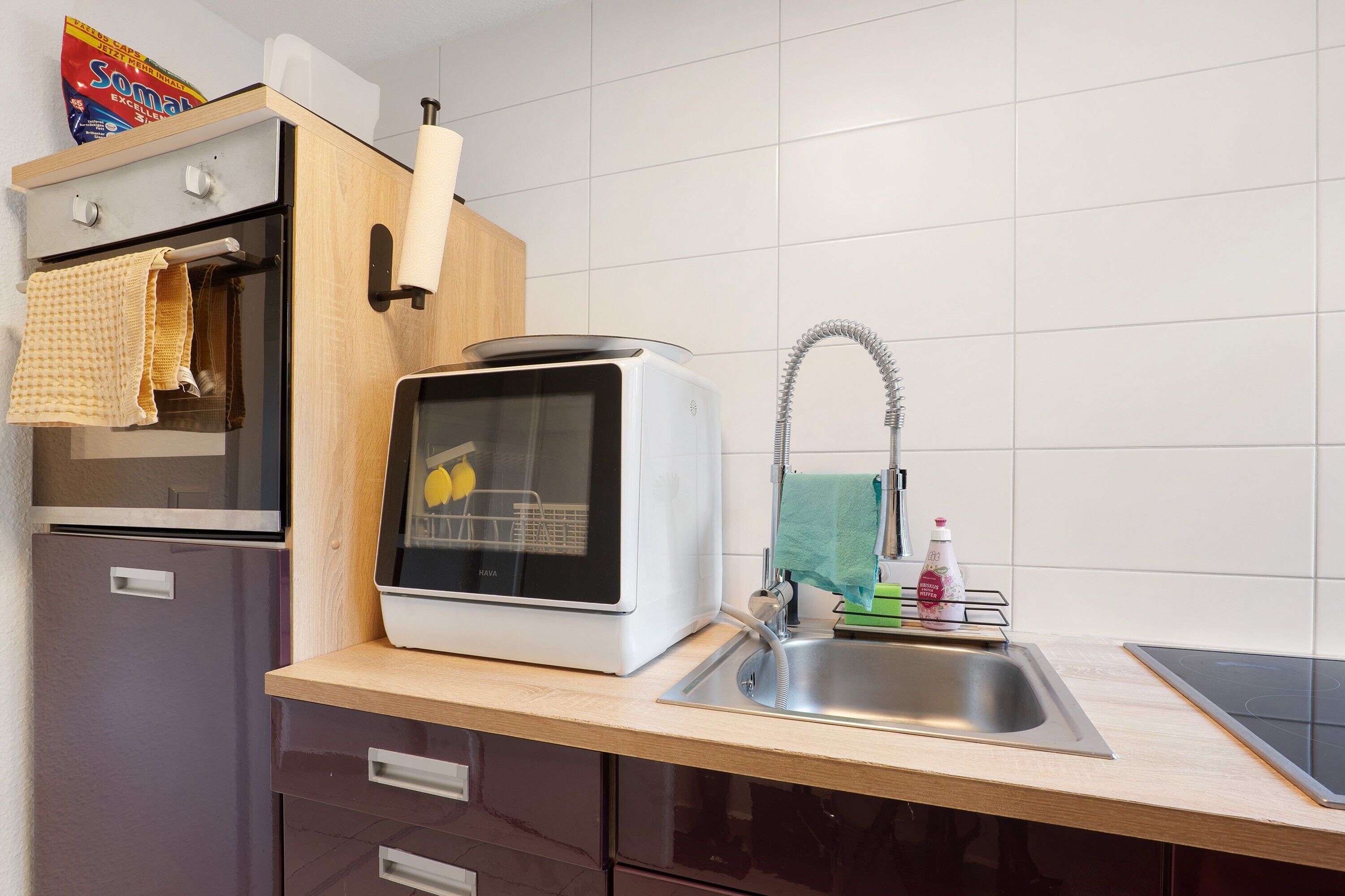 Cafetera o tetera, frigorífico, horno y placa de cocina