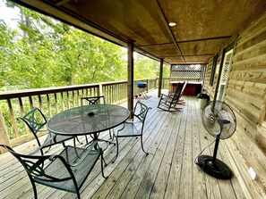Outdoor dining - Lake Cottage with Pool and Spa Perfect for Small Groups in Mount Ida, Arkansas (Mount Ida)
