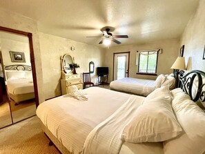 Iron/ironing board, travel cot, WiFi, bed sheets - Lake Cottage with Pool and Spa Perfect for Small Groups in Mount Ida, Arkansas (Mount Ida)