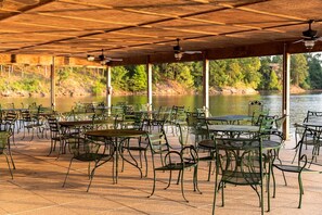 Outdoor dining - Lake Cottage with Pool and Spa Perfect for Small Groups in Mount Ida, Arkansas (Mount Ida)