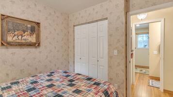 3 bedrooms, iron/ironing board, WiFi, bed sheets