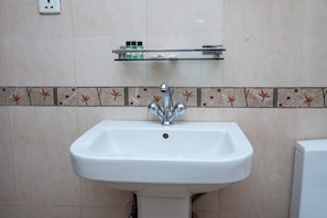 Dreibettzimmer | Badezimmer | Dusche, Handtücher, Shampoo, Toilettenpapier