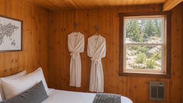 Escritorio, tabla de planchar con plancha, wifi y ropa de cama