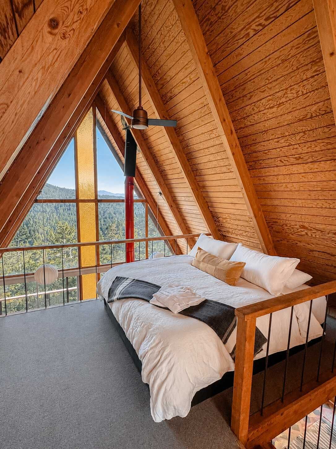 Escritorio, tabla de planchar con plancha, wifi y ropa de cama 