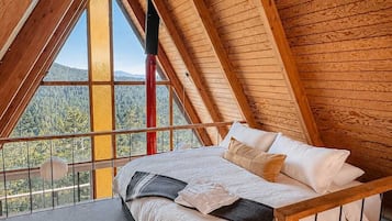 Escritorio, tabla de planchar con plancha, wifi y ropa de cama