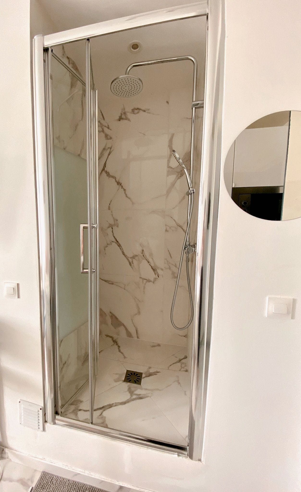 Een douche, een haardroger, zeep, shampoo