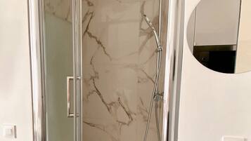 Een douche, een haardroger, zeep, shampoo