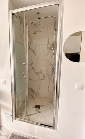 Bathroom - Vrbo Property (Neuilly-sur-Seine)