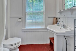 Jetted bath, hair dryer, towels, soap - Cute Rustic Farmhouse Cottage Near the Coast in Southwest Harbor, Maine (Southwest Harbor)