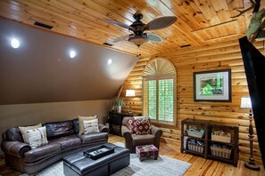 Televisión y chimenea 