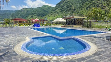 Una piscina al aire libre