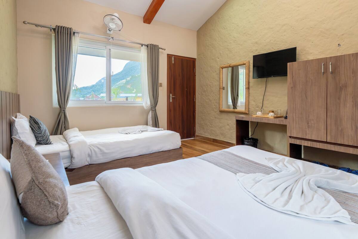 Habitación triple familiar, vista al jardín | Escritorio, espacio para trabajar con laptop y wifi gratis