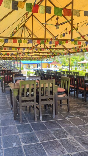 Outdoor dining - Suikhet River Valley Resort (Pokhara)