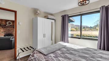 Desk, WiFi, bed sheets