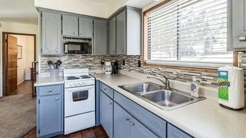 Fridge, microwave, oven, coffee/tea maker
