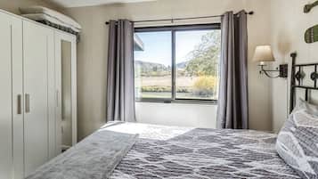 Escritorio, wifi y ropa de cama