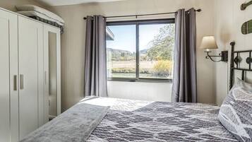 2 bedrooms, desk, WiFi, bed sheets