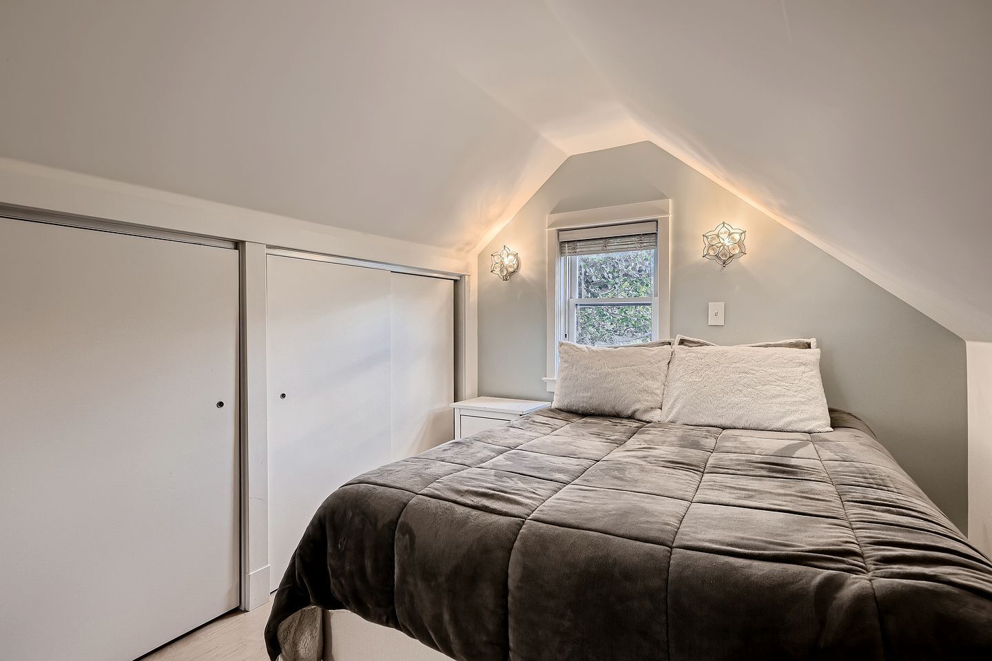 7 bedrooms, desk, iron/ironing board, WiFi