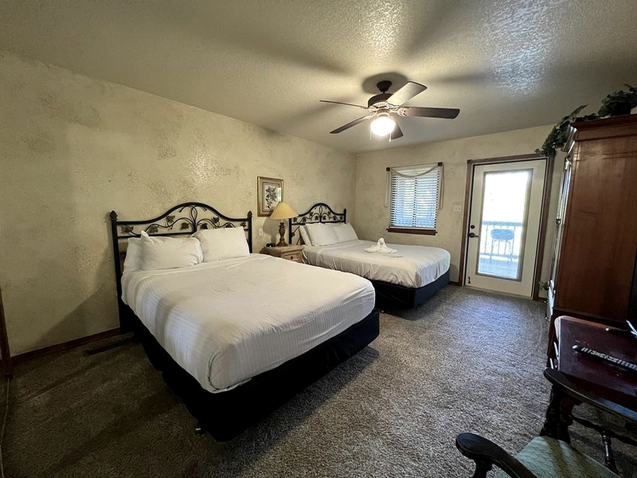 Travel crib, WiFi, bed sheets
