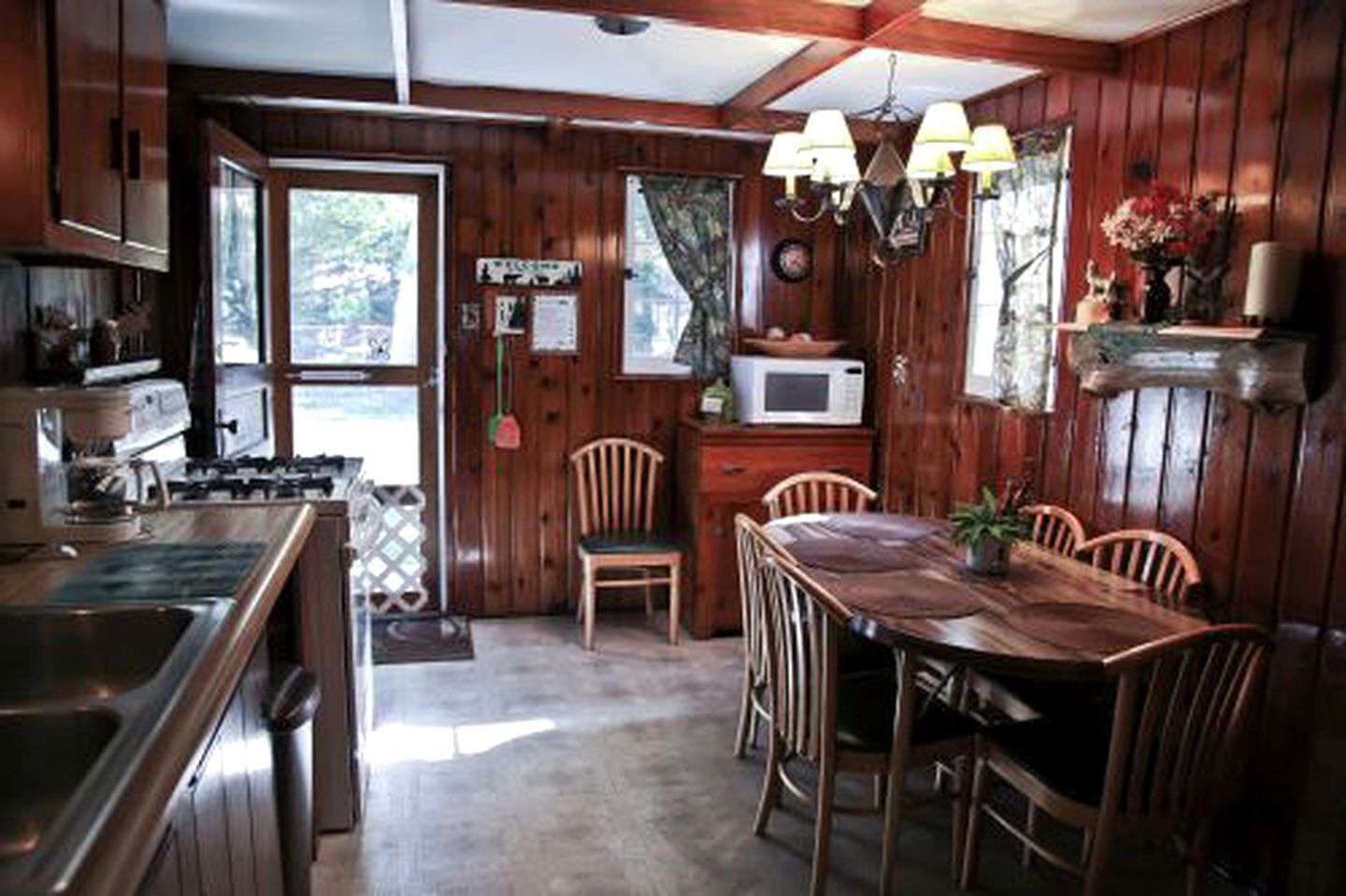 Kylskåp, mikrovågsugn, ugn och kaffe- och tebryggare