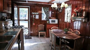 Kylskåp, mikrovågsugn, ugn och kaffe- och tebryggare