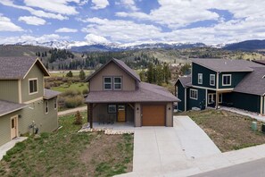 Un quartier résidentiel avec des maisons, une allée et une chaîne de montagnes en arrière-plan.