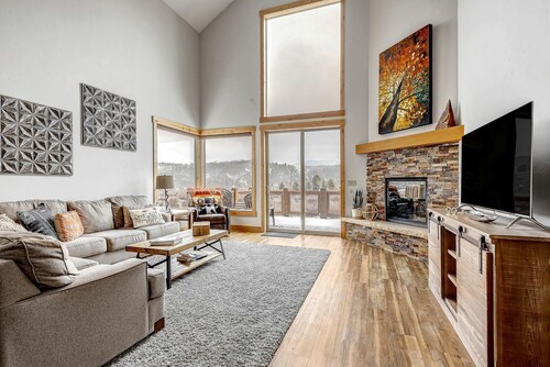 Modern Mountain Cabin with Hot-Tub in Fraser, Colotado