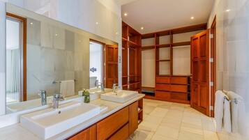 Departamento Deluxe, vista al mar | Baño | Pantuflas