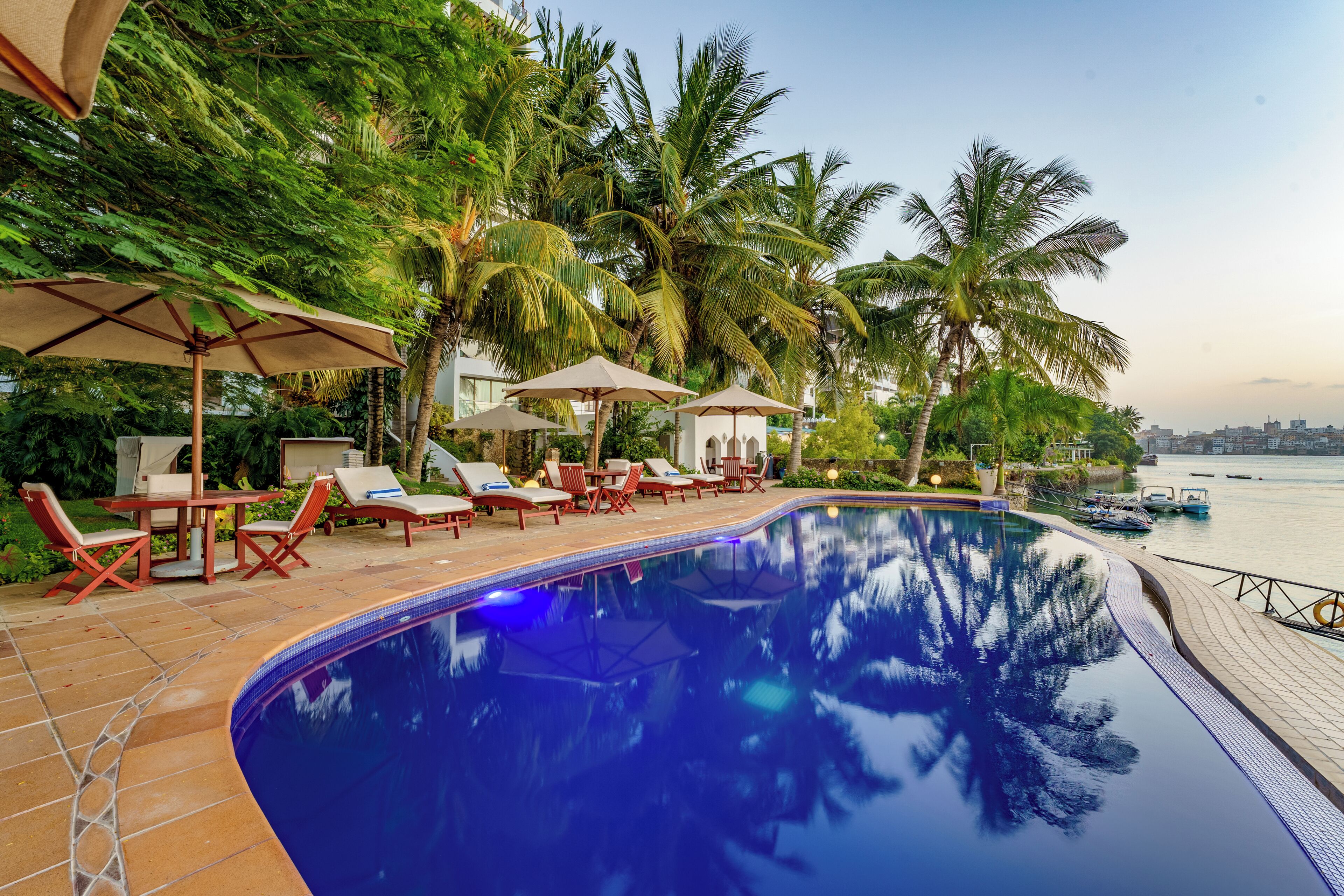 Departamento Deluxe, vista al mar | Alberca | 3 albercas techadas y alberca al aire libre