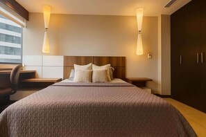 Una camera da letto con un letto grande, comodini, una scrivania e un armadio.