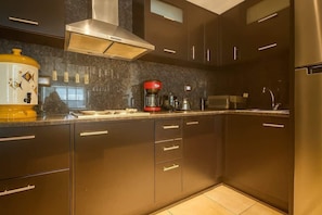 Wasserkocher mit Kaffee-/Teezubehör, Kühlschrank, Mikrowelle, Ofen