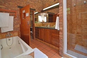 Deluxe Double or Twin Room, Patio, Garden View | Bathroom - Africa House Accommodation (Centurion)