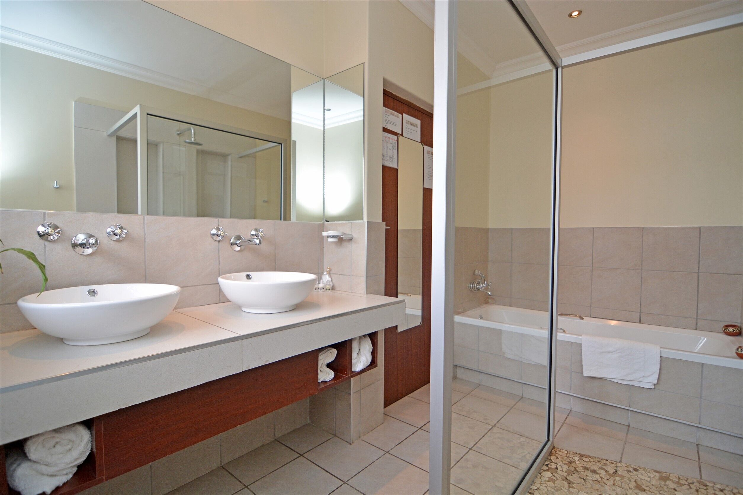 Habitación Deluxe con 1 cama doble o 2 individuales, patio, vistas al jardín | Baño | Bañera y ducha independientes y artículos de higiene personal gratuitos