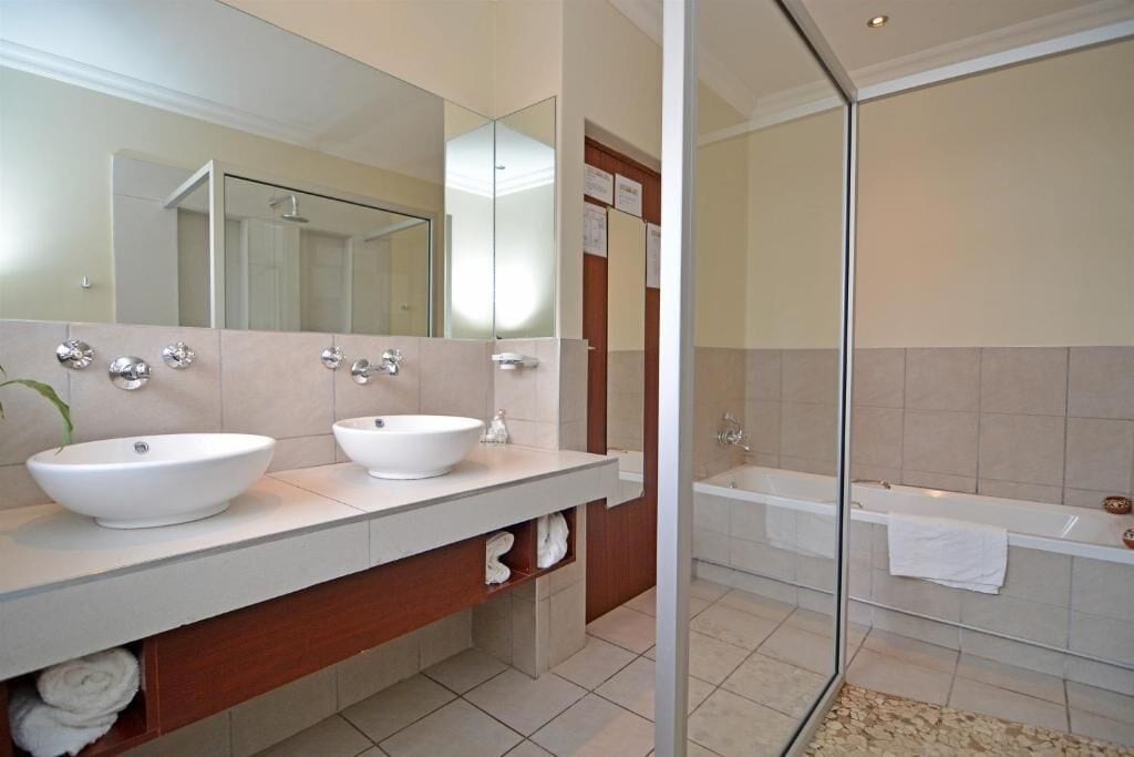 Deluxe Double or Twin Room, Patio, Garden View | Bathroom