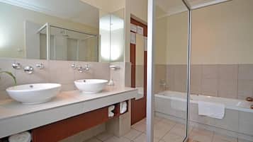 Deluxe Double or Twin Room, Patio, Garden View | Bathroom