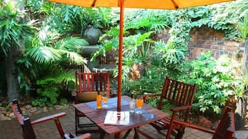 Junior Apartment, Patio, Garden View | Outdoor dining